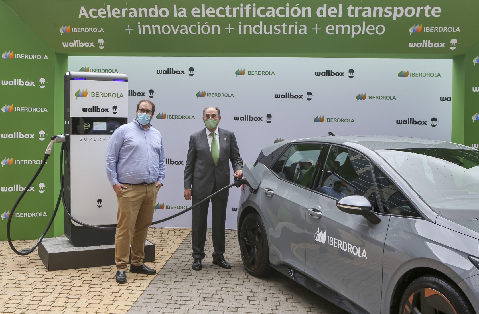 Ignacio Galán, president of Iberdrola, and Enric Asunción, CEO of Wallbox, with a Supernova, charging a SEAT CUPRA Born